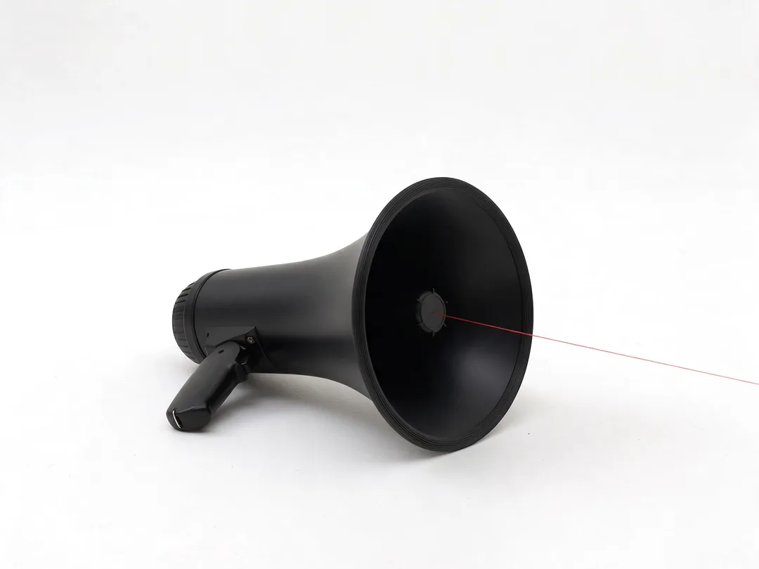 Megáfono negro con un hilo rojo