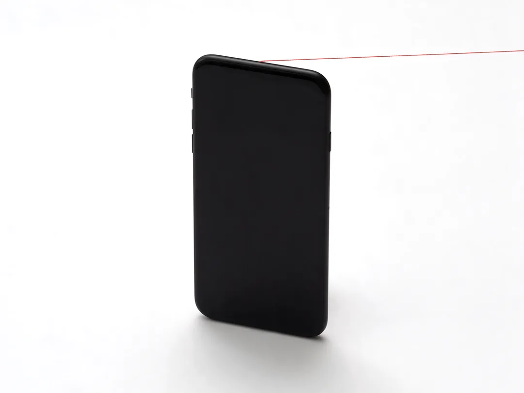 Teléfono móvil negro con un hilo rojo